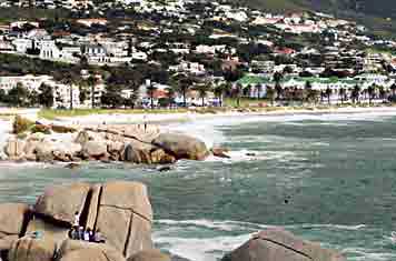 Camps Bay: Die Villen unterhalb der Bergkette der Zw�lf Apostel geh�ren zum Viertel der Reichen und Sch�nen