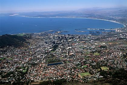 Blick vom ber�hmten Hausberg: Der Tafelberg bei Kapstadt ist 1087 Meter hoch