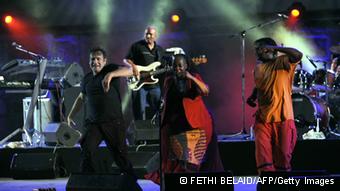 Johnny Clegg ist S�nger, Gitarrist und T�nzer